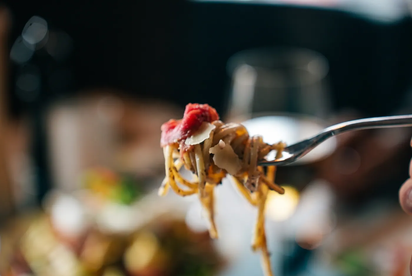 Spaghetti am Tisch, aufgewickelt auf der Gabel