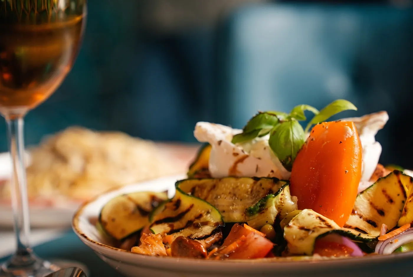 Burrata auf gegrilltem Gemüse