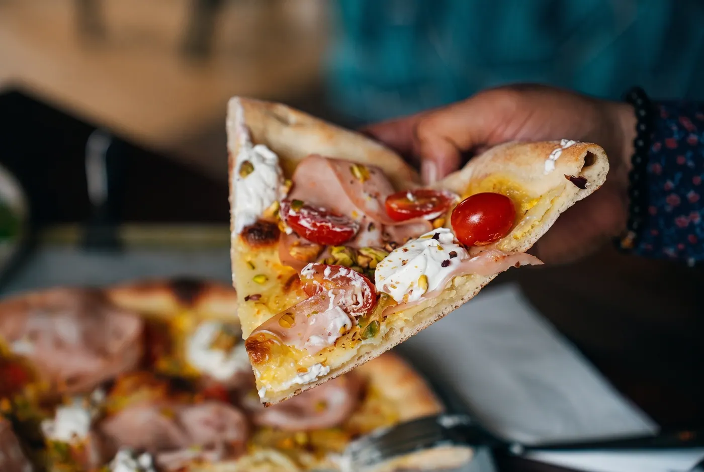 Ein Stück Pizza mit Parmaschinken