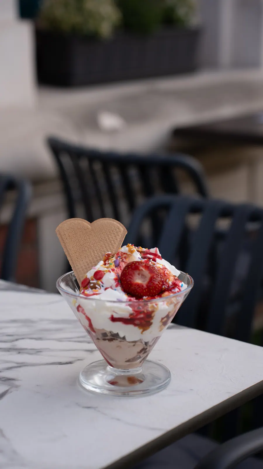 Eisbecher mit Erdbeeren