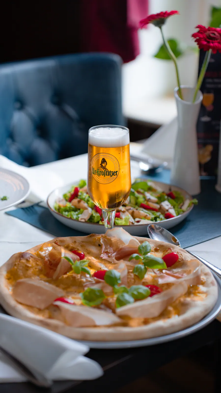 Pizza und ein frisch gezapftes Bier