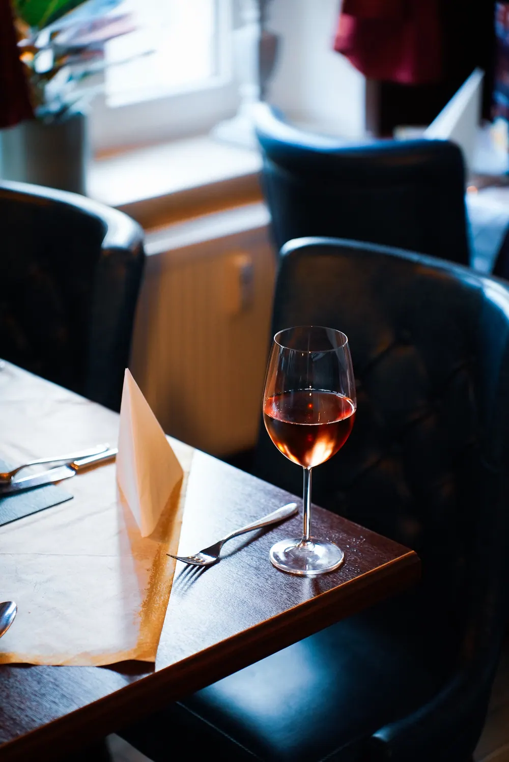 Fensterplatz mit einem Glas Rosé